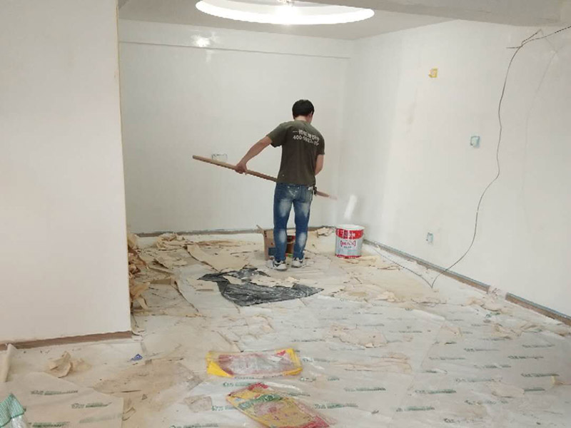 全屋整體裝修翻新：在墻面翻新前，需要先將舊漆面鏟除干凈，之后在進(jìn)行打磨，將墻面的浮沉雜物都清理干凈。如果墻面有凹凸不平的情況，要先用膩?zhàn)有扪a(bǔ)，如果墻面出現(xiàn)空鼓的現(xiàn)象，也要將整面的墻皮進(jìn)行鏟除，才能做后續(xù)的處理。 膩?zhàn)拥奶幚碇攸c(diǎn)有兩點(diǎn)注意事項(xiàng)，一是在刮膩?zhàn)又?，要把墻面的平整度用尺子測(cè)試好，如果有不平整的位置，就需要用膩?zhàn)訉?shí)行多次的修補(bǔ)，而在每一次刮完膩?zhàn)又?，還需要用砂紙對(duì)墻面實(shí)行打磨，使得墻面更加的平整光滑。 油漆的涂刷是墻面翻新至關(guān)重要的一步。在涂刷時(shí)應(yīng)當(dāng)遵照一底兩面的原則，即刷1遍底漆，再刷2遍面漆，要留意的是，兩次涂刷的時(shí)間不可以太近，要確保前一遍的涂刷油漆已經(jīng)干了之后，才可以接著進(jìn)行下一遍的涂刷，這樣才能確保涂刷質(zhì)量。