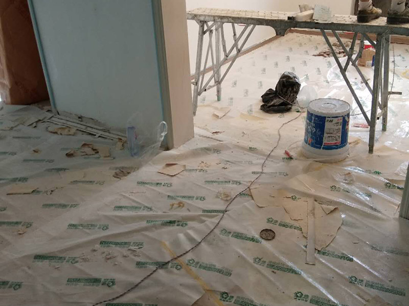 全屋整體裝修翻新：在墻面翻新前，需要先將舊漆面鏟除干凈，之后在進(jìn)行打磨，將墻面的浮沉雜物都清理干凈。如果墻面有凹凸不平的情況，要先用膩?zhàn)有扪a(bǔ)，如果墻面出現(xiàn)空鼓的現(xiàn)象，也要將整面的墻皮進(jìn)行鏟除，才能做后續(xù)的處理。 膩?zhàn)拥奶幚碇攸c(diǎn)有兩點(diǎn)注意事項(xiàng)，一是在刮膩?zhàn)又?，要把墻面的平整度用尺子測(cè)試好，如果有不平整的位置，就需要用膩?zhàn)訉?shí)行多次的修補(bǔ)，而在每一次刮完膩?zhàn)又?，還需要用砂紙對(duì)墻面實(shí)行打磨，使得墻面更加的平整光滑。 油漆的涂刷是墻面翻新至關(guān)重要的一步。在涂刷時(shí)應(yīng)當(dāng)遵照一底兩面的原則，即刷1遍底漆，再刷2遍面漆，要留意的是，兩次涂刷的時(shí)間不可以太近，要確保前一遍的涂刷油漆已經(jīng)干了之后，才可以接著進(jìn)行下一遍的涂刷，這樣才能確保涂刷質(zhì)量。