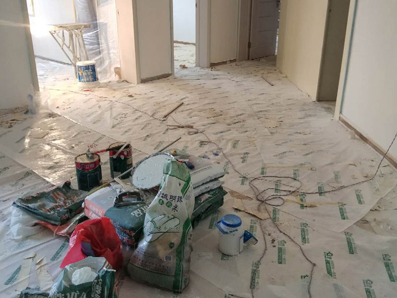 全屋整體裝修翻新：在墻面翻新前，需要先將舊漆面鏟除干凈，之后在進(jìn)行打磨，將墻面的浮沉雜物都清理干凈。如果墻面有凹凸不平的情況，要先用膩?zhàn)有扪a(bǔ)，如果墻面出現(xiàn)空鼓的現(xiàn)象，也要將整面的墻皮進(jìn)行鏟除，才能做后續(xù)的處理。 膩?zhàn)拥奶幚碇攸c(diǎn)有兩點(diǎn)注意事項(xiàng)，一是在刮膩?zhàn)又?，要把墻面的平整度用尺子測(cè)試好，如果有不平整的位置，就需要用膩?zhàn)訉?shí)行多次的修補(bǔ)，而在每一次刮完膩?zhàn)又?，還需要用砂紙對(duì)墻面實(shí)行打磨，使得墻面更加的平整光滑。 油漆的涂刷是墻面翻新至關(guān)重要的一步。在涂刷時(shí)應(yīng)當(dāng)遵照一底兩面的原則，即刷1遍底漆，再刷2遍面漆，要留意的是，兩次涂刷的時(shí)間不可以太近，要確保前一遍的涂刷油漆已經(jīng)干了之后，才可以接著進(jìn)行下一遍的涂刷，這樣才能確保涂刷質(zhì)量。