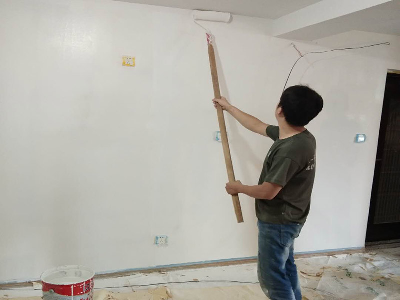 全屋整體裝修翻新：在墻面翻新前，需要先將舊漆面鏟除干凈，之后在進(jìn)行打磨，將墻面的浮沉雜物都清理干凈。如果墻面有凹凸不平的情況，要先用膩?zhàn)有扪a(bǔ)，如果墻面出現(xiàn)空鼓的現(xiàn)象，也要將整面的墻皮進(jìn)行鏟除，才能做后續(xù)的處理。 膩?zhàn)拥奶幚碇攸c(diǎn)有兩點(diǎn)注意事項(xiàng)，一是在刮膩?zhàn)又埃褖γ娴钠秸扔贸咦訙y(cè)試好，如果有不平整的位置，就需要用膩?zhàn)訉?shí)行多次的修補(bǔ)，而在每一次刮完膩?zhàn)又?，還需要用砂紙對(duì)墻面實(shí)行打磨，使得墻面更加的平整光滑。 油漆的涂刷是墻面翻新至關(guān)重要的一步。在涂刷時(shí)應(yīng)當(dāng)遵照一底兩面的原則，即刷1遍底漆，再刷2遍面漆，要留意的是，兩次涂刷的時(shí)間不可以太近，要確保前一遍的涂刷油漆已經(jīng)干了之后，才可以接著進(jìn)行下一遍的涂刷，這樣才能確保涂刷質(zhì)量。