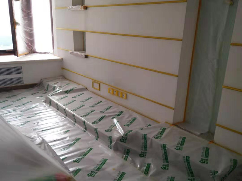 全屋裝修保護(hù):入戶(hù)門(mén)扇用公司統(tǒng)一的門(mén)貼進(jìn)行全面包裹保護(hù)，用透明膠帶將保護(hù)膜粘貼牢固平整。 用標(biāo)準(zhǔn)保護(hù)膜將門(mén)框三面保護(hù)完整并固定牢固。 工程完工后拆除保護(hù)膜時(shí)如果有粘貼時(shí)的膠痕，應(yīng)用酒精或?qū)Ｓ玫那逦蹌┣宄z痕。 飾面板進(jìn)場(chǎng)后對(duì)其封兩遍以上清漆并打?qū)Ψ胖谩?家具制作后，用報(bào)紙折成U字型將柜子內(nèi)部進(jìn)行保護(hù)。 涉及色漆或擦色作業(yè)時(shí)，應(yīng)將柜門(mén)拆除后噴漆或擦色，避免造成顏色交叉污染。