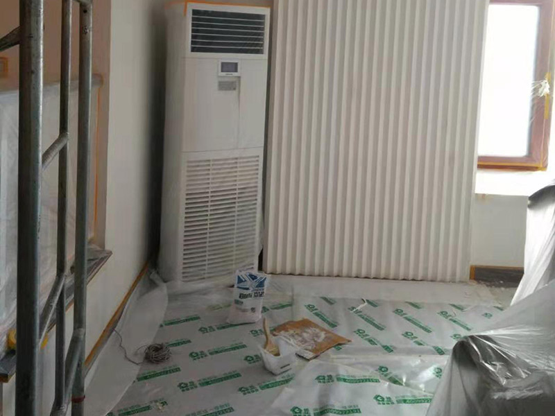 全屋裝修保護(hù):入戶(hù)門(mén)扇用公司統(tǒng)一的門(mén)貼進(jìn)行全面包裹保護(hù)，用透明膠帶將保護(hù)膜粘貼牢固平整。 用標(biāo)準(zhǔn)保護(hù)膜將門(mén)框三面保護(hù)完整并固定牢固。 工程完工后拆除保護(hù)膜時(shí)如果有粘貼時(shí)的膠痕，應(yīng)用酒精或?qū)Ｓ玫那逦蹌┣宄z痕。 飾面板進(jìn)場(chǎng)后對(duì)其封兩遍以上清漆并打?qū)Ψ胖谩?家具制作后，用報(bào)紙折成U字型將柜子內(nèi)部進(jìn)行保護(hù)。 涉及色漆或擦色作業(yè)時(shí)，應(yīng)將柜門(mén)拆除后噴漆或擦色，避免造成顏色交叉污染。