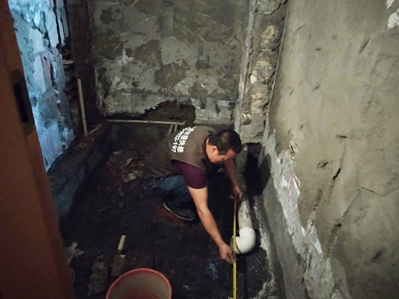 廁所水管改造：衛(wèi)生間下水管道的改造在現(xiàn)在一般的商品房中實施可能不大，因為沒有沉箱的位置，一般都是自建房當(dāng)中進行下水改造，可行的辦法就是通過改變沉箱的位置或者是對下水管道的位置進行局部的抬高。 下水管道的長度不應(yīng)該太多長，因為會容易引發(fā)堵塞，在日后的使用中如果出現(xiàn)問題維修起來也比較麻煩。 衛(wèi)生間的下水管道改造工程進行的差不讀的時候可以進行試水，看一下水流是否能夠順暢，如果沒有什么問題的話就可以在水管上鋪設(shè)上水泥和地磚來保護水管。