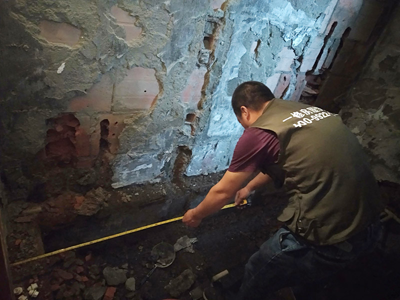 廁所水管改造：衛(wèi)生間下水管道的改造在現(xiàn)在一般的商品房中實施可能不大，因為沒有沉箱的位置，一般都是自建房當(dāng)中進行下水改造，可行的辦法就是通過改變沉箱的位置或者是對下水管道的位置進行局部的抬高。 下水管道的長度不應(yīng)該太多長，因為會容易引發(fā)堵塞，在日后的使用中如果出現(xiàn)問題維修起來也比較麻煩。 衛(wèi)生間的下水管道改造工程進行的差不讀的時候可以進行試水，看一下水流是否能夠順暢，如果沒有什么問題的話就可以在水管上鋪設(shè)上水泥和地磚來保護水管。