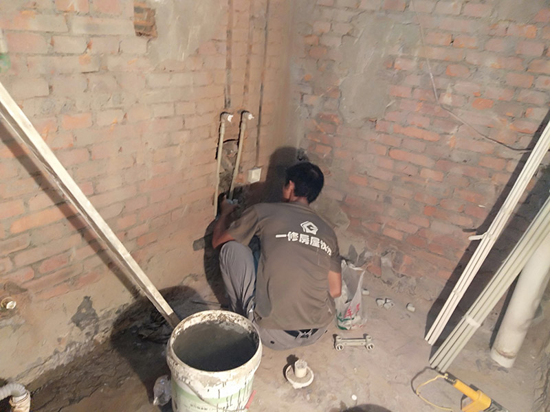 廁所管道開(kāi)槽案例：先彈線，再開(kāi)槽。管路開(kāi)槽按要求必須是平行線與垂直線(如有水電施工圖的對(duì)照施工圖更好)。須平行走線的管路一律控制在60-90CM高(從地面算起)，有水龍頭的管路必須垂直。深度控制在4CM。線槽開(kāi)好后施工負(fù)責(zé)人記好開(kāi)槽管路尺寸、位置。方便以后水龍頭等潔具安裝時(shí)知道管路的位置。 在安裝冷熱水管過(guò)程中在墻內(nèi)開(kāi)槽把水管暗埋在墻內(nèi)是很美觀的，但是有些按裝工在開(kāi)槽為了省力不想把墻槽開(kāi)太寬，特別是現(xiàn)在鋼筋混凝土墻面很多，開(kāi)槽相當(dāng)困難，所以能少開(kāi)槽就少開(kāi)槽，就把冷熱水管擠的很緊。冷熱水管緊靠在一起這是不對(duì)的。