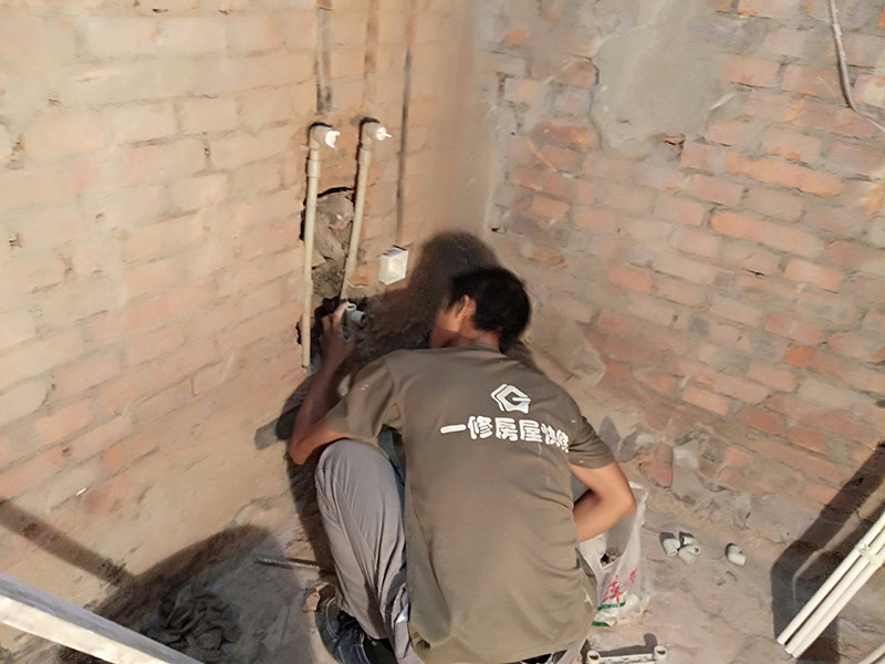 廁所管道開(kāi)槽案例：先彈線，再開(kāi)槽。管路開(kāi)槽按要求必須是平行線與垂直線(如有水電施工圖的對(duì)照施工圖更好)。須平行走線的管路一律控制在60-90CM高(從地面算起)，有水龍頭的管路必須垂直。深度控制在4CM。線槽開(kāi)好后施工負(fù)責(zé)人記好開(kāi)槽管路尺寸、位置。方便以后水龍頭等潔具安裝時(shí)知道管路的位置。 在安裝冷熱水管過(guò)程中在墻內(nèi)開(kāi)槽把水管暗埋在墻內(nèi)是很美觀的，但是有些按裝工在開(kāi)槽為了省力不想把墻槽開(kāi)太寬，特別是現(xiàn)在鋼筋混凝土墻面很多，開(kāi)槽相當(dāng)困難，所以能少開(kāi)槽就少開(kāi)槽，就把冷熱水管擠的很緊。冷熱水管緊靠在一起這是不對(duì)的。