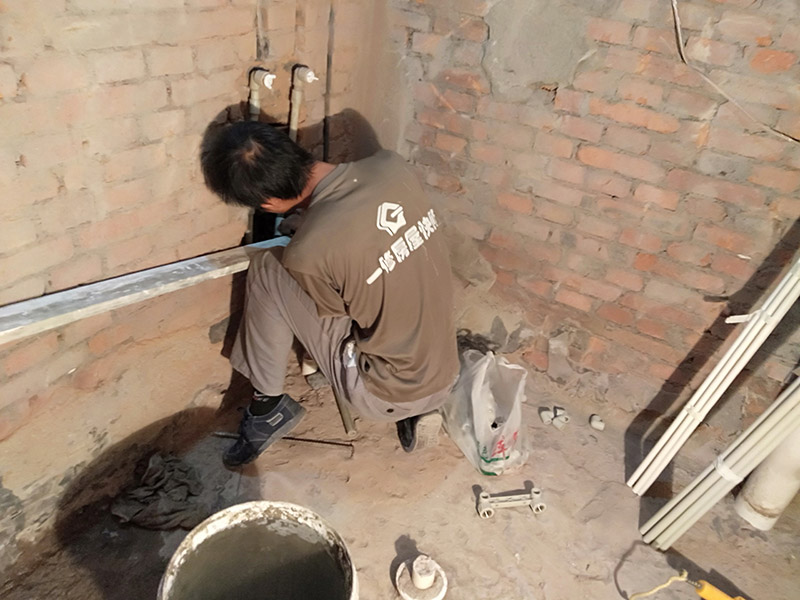 廁所管道開(kāi)槽案例：先彈線，再開(kāi)槽。管路開(kāi)槽按要求必須是平行線與垂直線(如有水電施工圖的對(duì)照施工圖更好)。須平行走線的管路一律控制在60-90CM高(從地面算起)，有水龍頭的管路必須垂直。深度控制在4CM。線槽開(kāi)好后施工負(fù)責(zé)人記好開(kāi)槽管路尺寸、位置。方便以后水龍頭等潔具安裝時(shí)知道管路的位置。 在安裝冷熱水管過(guò)程中在墻內(nèi)開(kāi)槽把水管暗埋在墻內(nèi)是很美觀的，但是有些按裝工在開(kāi)槽為了省力不想把墻槽開(kāi)太寬，特別是現(xiàn)在鋼筋混凝土墻面很多，開(kāi)槽相當(dāng)困難，所以能少開(kāi)槽就少開(kāi)槽，就把冷熱水管擠的很緊。冷熱水管緊靠在一起這是不對(duì)的。