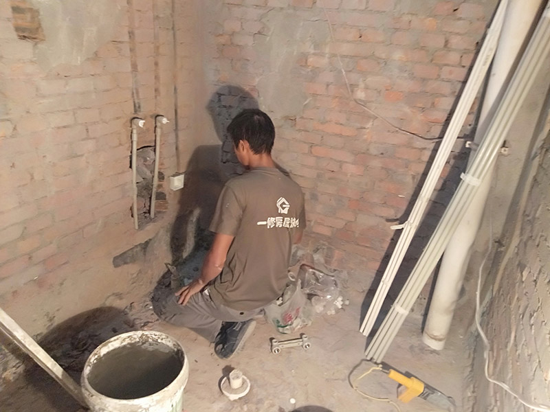 廁所管道開(kāi)槽案例：先彈線，再開(kāi)槽。管路開(kāi)槽按要求必須是平行線與垂直線(如有水電施工圖的對(duì)照施工圖更好)。須平行走線的管路一律控制在60-90CM高(從地面算起)，有水龍頭的管路必須垂直。深度控制在4CM。線槽開(kāi)好后施工負(fù)責(zé)人記好開(kāi)槽管路尺寸、位置。方便以后水龍頭等潔具安裝時(shí)知道管路的位置。 在安裝冷熱水管過(guò)程中在墻內(nèi)開(kāi)槽把水管暗埋在墻內(nèi)是很美觀的，但是有些按裝工在開(kāi)槽為了省力不想把墻槽開(kāi)太寬，特別是現(xiàn)在鋼筋混凝土墻面很多，開(kāi)槽相當(dāng)困難，所以能少開(kāi)槽就少開(kāi)槽，就把冷熱水管擠的很緊。冷熱水管緊靠在一起這是不對(duì)的。