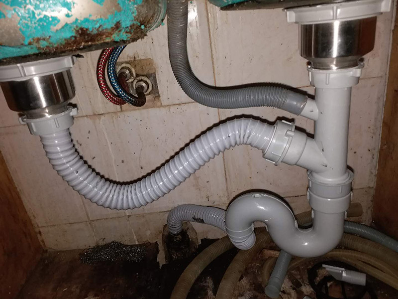 更換水槽下水管：先把水龍頭的套管直接套在2個(gè)軟管；然后軟管從下面穿過水龍頭的插孔，再把軟管的銅接頭插入水龍頭內(nèi)，并且2個(gè)都要擰緊，擰的時(shí)候一定要小心用力，不要用蠻力，用巧勁?？汕f不要出現(xiàn)下面圖中所示的那樣斷掉了。