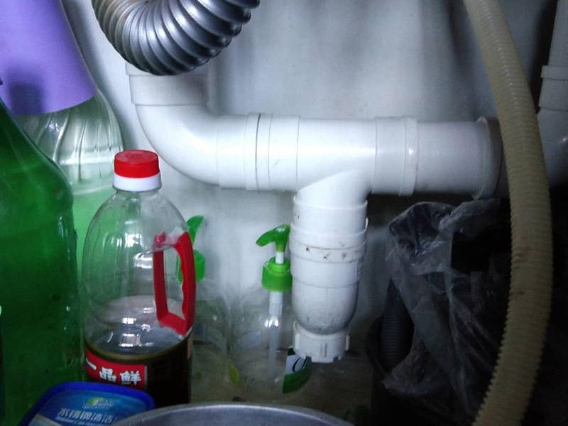 更換水槽下水管：先把水龍頭的套管直接套在2個(gè)軟管；然后軟管從下面穿過水龍頭的插孔，再把軟管的銅接頭插入水龍頭內(nèi)，并且2個(gè)都要擰緊，擰的時(shí)候一定要小心用力，不要用蠻力，用巧勁?？汕f不要出現(xiàn)下面圖中所示的那樣斷掉了。