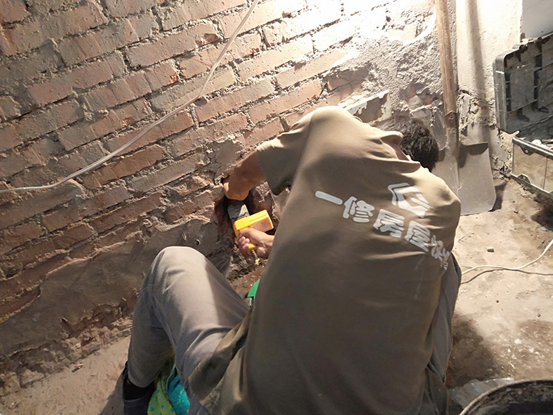 墻內(nèi)水管熱熔堵頭：首先找到漏水接口，更換漏水位置的配件管道。安裝時，先關(guān)閉總閥，再用ppr剪刀截斷漏水的部位，再用ppr熱湯機，再補上一段就可以。也可以擦干漏水部位，用堵漏王堵住接口，也可以用聚氨酯防水粉劑調(diào)水后涂刷在漏水處。