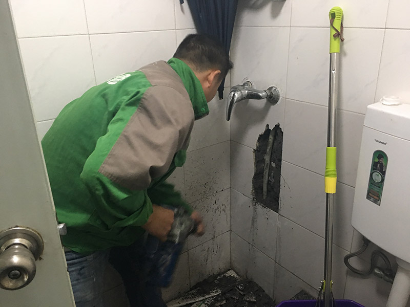 浴室水管漏水維修:除了地板或者天花板以外，可能有時(shí)候也會(huì)在墻上發(fā)現(xiàn)一塊塊的水漬。墻面滲水的原因可能是淋浴區(qū)墻面的防水層沒有做好，因此水會(huì)蔓延到其他的墻面去。另一個(gè)可能的原因就是在粉刷墻壁的時(shí)候，施作人員沒有等油漆干涂就馬上上第二或者第三層，這樣子會(huì)造成水氣悶在墻壁里，產(chǎn)生滲水的問題。 首先我們必須先找出滲漏的源頭，然后再重新施作防水層。另外如果你需要把舊的油漆層換掉、再重新涂上防水漆的時(shí)候，要記得要等第一層完全干透后再繼續(xù)后續(xù)的粉刷程序。