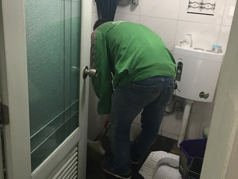 浴室水管漏水維修:除了地板或者天花板以外，可能有時(shí)候也會(huì)在墻上發(fā)現(xiàn)一塊塊的水漬。墻面滲水的原因可能是淋浴區(qū)墻面的防水層沒有做好，因此水會(huì)蔓延到其他的墻面去。另一個(gè)可能的原因就是在粉刷墻壁的時(shí)候，施作人員沒有等油漆干涂就馬上上第二或者第三層，這樣子會(huì)造成水氣悶在墻壁里，產(chǎn)生滲水的問題。 首先我們必須先找出滲漏的源頭，然后再重新施作防水層。另外如果你需要把舊的油漆層換掉、再重新涂上防水漆的時(shí)候，要記得要等第一層完全干透后再繼續(xù)后續(xù)的粉刷程序。