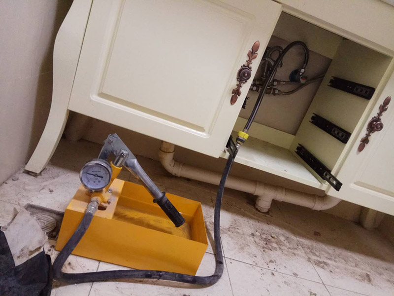 水管打壓維修：水管打壓顯示不漏但是墻面有漏水，水管接頭處如果有滲水，哪怕是一點點地滴，水壓試驗也很容易試出來，如果水壓試驗沒問題，可以排除水管滲水?？纯囱貕堑孛嬗袥]有濕痕，如果有，看看是在哪邊多點（廚房邊還是餐廳邊），如果是在廚房邊，不排除廚房地面貼面磚時，砂漿中吸貯了水，這種情況，如果廚房沒有新的滲水源，過段時間就沒事了。萬一有漏水滲漏將會給你家和樓下的造成巨大損失，給水管安裝完畢一定要做打壓試驗，試驗壓力不能小于6公斤，這樣那些容易漏水的地方或者施工有瑕疵的地方就會暴露出來。 最后再來介紹水管打壓沒關(guān)水閥，打到了2.0會不會傷水管，沒關(guān)總水閥、應(yīng)該是正常供水的，自來水管道內(nèi)的壓力值應(yīng)為2－2.5公斤，屬于正常壓力值，有很多人就是把試壓器拿到地方一試沒有5分鐘就卸下來說好了，那才真是騙人的。