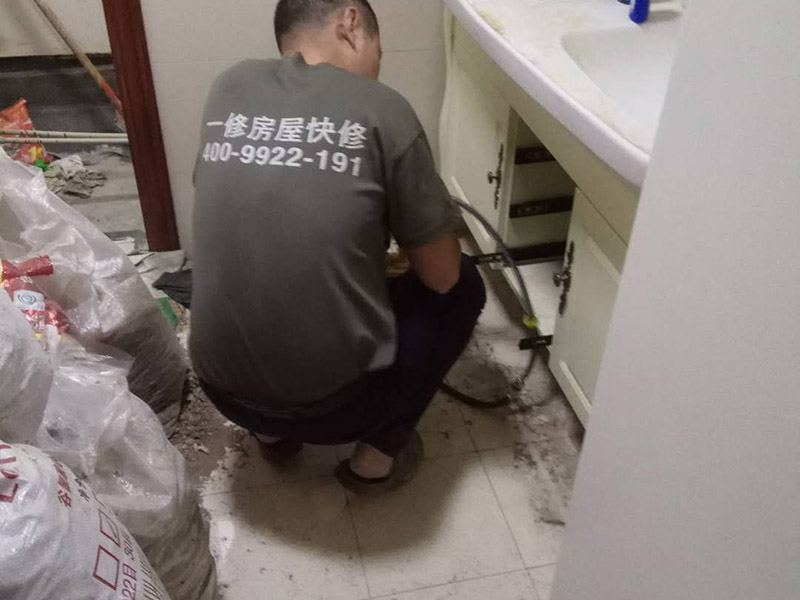 水管打壓維修：水管打壓顯示不漏但是墻面有漏水，水管接頭處如果有滲水，哪怕是一點點地滴，水壓試驗也很容易試出來，如果水壓試驗沒問題，可以排除水管滲水。看看沿墻角地面有沒有濕痕，如果有，看看是在哪邊多點（廚房邊還是餐廳邊），如果是在廚房邊，不排除廚房地面貼面磚時，砂漿中吸貯了水，這種情況，如果廚房沒有新的滲水源，過段時間就沒事了。萬一有漏水滲漏將會給你家和樓下的造成巨大損失，給水管安裝完畢一定要做打壓試驗，試驗壓力不能小于6公斤，這樣那些容易漏水的地方或者施工有瑕疵的地方就會暴露出來。 最后再來介紹水管打壓沒關(guān)水閥，打到了2.0會不會傷水管，沒關(guān)總水閥、應(yīng)該是正常供水的，自來水管道內(nèi)的壓力值應(yīng)為2－2.5公斤，屬于正常壓力值，有很多人就是把試壓器拿到地方一試沒有5分鐘就卸下來說好了，那才真是騙人的。