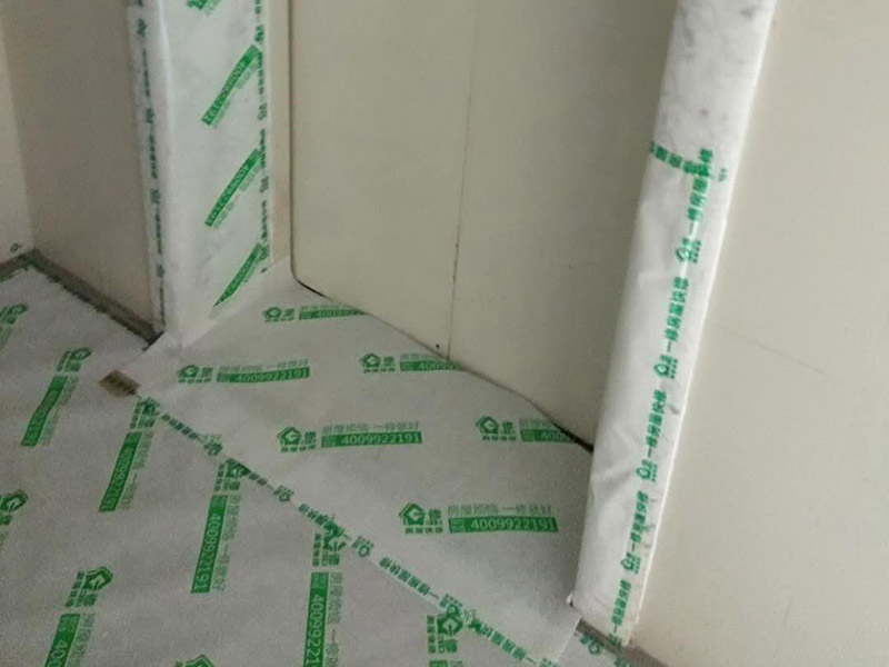 別墅全屋翻新保護(hù)：在施工過程中，有些分項(xiàng)、分部工程已經(jīng)完成，其他工程尚在施工，或者某些部位已經(jīng)完成，其他部位正在施工，如果對已完成的 成品，不采取妥善的措施加以 保護(hù)，就會造成損傷，影響質(zhì)量。這樣，不僅會增加修補(bǔ)工作量，浪費(fèi)工料，拖延工期；更嚴(yán)重的是有的損傷難以恢復(fù)到原料，成為永久性的缺陷。因此，搞好成品保護(hù)，是一項(xiàng)關(guān)系到確保工程質(zhì)量、降低工程成本，按期竣工的重要環(huán)節(jié)