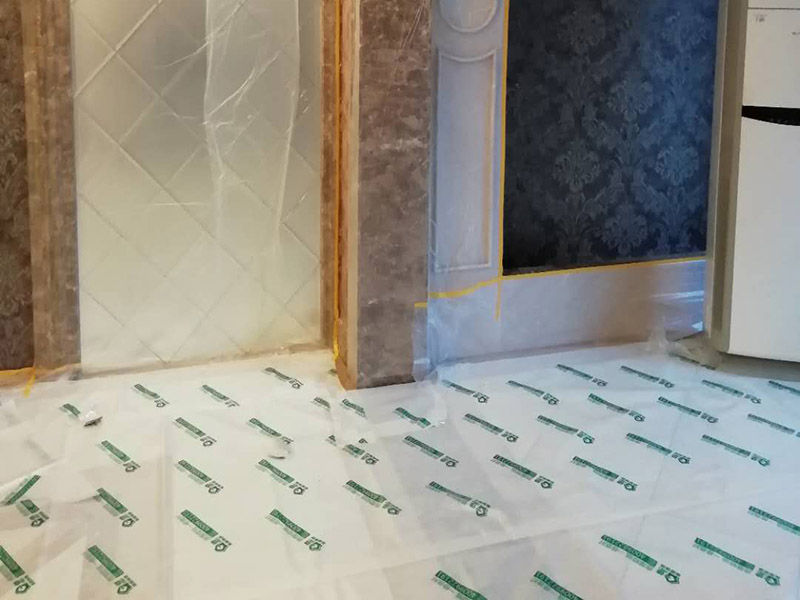 別墅全屋翻新保護(hù)：在施工過程中，有些分項(xiàng)、分部工程已經(jīng)完成，其他工程尚在施工，或者某些部位已經(jīng)完成，其他部位正在施工，如果對已完成的 成品，不采取妥善的措施加以 保護(hù)，就會造成損傷，影響質(zhì)量。這樣，不僅會增加修補(bǔ)工作量，浪費(fèi)工料，拖延工期；更嚴(yán)重的是有的損傷難以恢復(fù)到原料，成為永久性的缺陷。因此，搞好成品保護(hù)，是一項(xiàng)關(guān)系到確保工程質(zhì)量、降低工程成本，按期竣工的重要環(huán)節(jié)