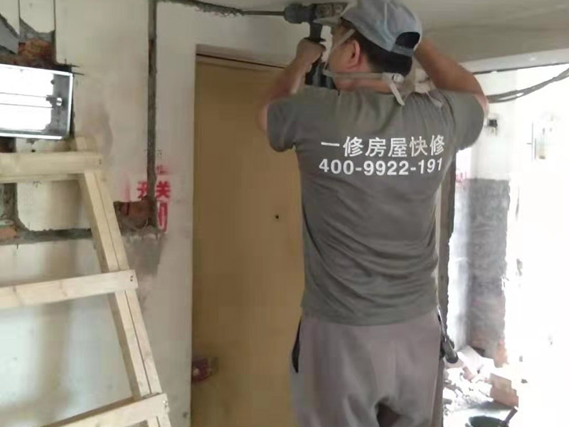 全屋線路規(guī)劃，水管開槽:水路管道檢查至關(guān)重要，這相關(guān)以后的水路安全隱患問題。我們通常用試壓的方法做管道檢查。試壓是管道檢查滲漏的方法之一，先用賭頭將所有內(nèi)絲賭死。用壓力表打壓(家裝一般12個(gè)壓)試水。打壓之后檢查所有管道所有接頭。第二種方法就是上了賭頭之后，打開水閘二天二夜，第三天檢查所有接頭。 水路管道安裝之后，用水泥沙子混合封好衛(wèi)生間所有線槽。等線槽和地面填渣干后，再次清洗地面與墻面，墻地面水份干了即可做防水，墻面防水最好作一米高。如果廚衛(wèi)墻背面有家具的墻面，必須做滿墻。起到家具防潮作用。地面須填渣的，必須做好防水后填渣。填渣10厘米以上的用水泥沙子干混填渣。做二次防水地面和墻面要一起做。