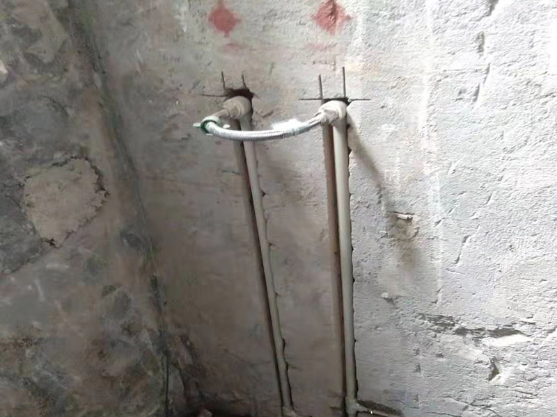 全屋線路規(guī)劃，水管開槽:水路管道檢查至關(guān)重要，這相關(guān)以后的水路安全隱患問題。我們通常用試壓的方法做管道檢查。試壓是管道檢查滲漏的方法之一，先用賭頭將所有內(nèi)絲賭死。用壓力表打壓(家裝一般12個(gè)壓)試水。打壓之后檢查所有管道所有接頭。第二種方法就是上了賭頭之后，打開水閘二天二夜，第三天檢查所有接頭。 水路管道安裝之后，用水泥沙子混合封好衛(wèi)生間所有線槽。等線槽和地面填渣干后，再次清洗地面與墻面，墻地面水份干了即可做防水，墻面防水最好作一米高。如果廚衛(wèi)墻背面有家具的墻面，必須做滿墻。起到家具防潮作用。地面須填渣的，必須做好防水后填渣。填渣10厘米以上的用水泥沙子干混填渣。做二次防水地面和墻面要一起做。