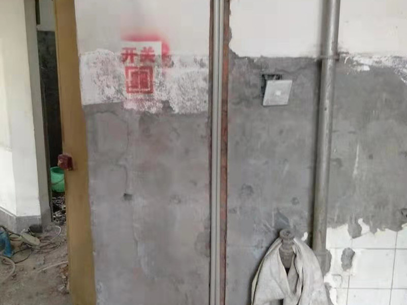 全屋線路規(guī)劃，水管開槽:水路管道檢查至關(guān)重要，這相關(guān)以后的水路安全隱患問題。我們通常用試壓的方法做管道檢查。試壓是管道檢查滲漏的方法之一，先用賭頭將所有內(nèi)絲賭死。用壓力表打壓(家裝一般12個(gè)壓)試水。打壓之后檢查所有管道所有接頭。第二種方法就是上了賭頭之后，打開水閘二天二夜，第三天檢查所有接頭。 水路管道安裝之后，用水泥沙子混合封好衛(wèi)生間所有線槽。等線槽和地面填渣干后，再次清洗地面與墻面，墻地面水份干了即可做防水，墻面防水最好作一米高。如果廚衛(wèi)墻背面有家具的墻面，必須做滿墻。起到家具防潮作用。地面須填渣的，必須做好防水后填渣。填渣10厘米以上的用水泥沙子干混填渣。做二次防水地面和墻面要一起做。