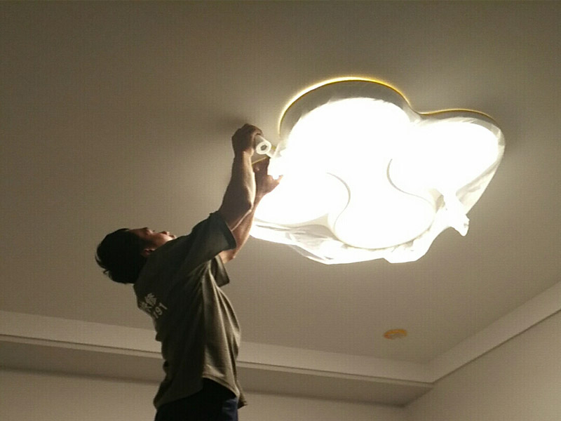 1、做好入戶門保護 各類裝修物料的進場、建筑裝修的清理都必須經(jīng)過入戶門。在對物品進行搬運時，難免會與入戶門發(fā)生磕碰及摩擦。因此，在進行成品保護時，我們首先要做好入戶門的保護。 建議，在裝修開工前知道家具家電進場，都應(yīng)當(dāng)使用成品保護膜將入戶門進行包裹。 2、做好水電改造期間的成品保護 水電改造是基礎(chǔ)裝修，水電裝修的質(zhì)量好壞，直接決定著后期的施工和使用。因此，在進行水電改造時，同樣需要做好成品保護工作。水電改造完成后，應(yīng)當(dāng)對各種管線進行規(guī)范的固定，以防脫落;對露的線頭要進行包裹，以防發(fā)生觸電的危險;做好地面線管的固定和保護，防止被踩壞。同時，在搬運物料時，也不要破壞地面鋪設(shè)的管線。