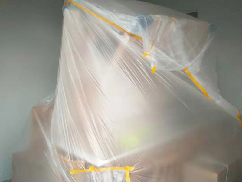 1、做好入戶門保護 各類裝修物料的進場、建筑裝修的清理都必須經(jīng)過入戶門。在對物品進行搬運時，難免會與入戶門發(fā)生磕碰及摩擦。因此，在進行成品保護時，我們首先要做好入戶門的保護。 建議，在裝修開工前知道家具家電進場，都應(yīng)當(dāng)使用成品保護膜將入戶門進行包裹。 2、做好水電改造期間的成品保護 水電改造是基礎(chǔ)裝修，水電裝修的質(zhì)量好壞，直接決定著后期的施工和使用。因此，在進行水電改造時，同樣需要做好成品保護工作。水電改造完成后，應(yīng)當(dāng)對各種管線進行規(guī)范的固定，以防脫落;對露的線頭要進行包裹，以防發(fā)生觸電的危險;做好地面線管的固定和保護，防止被踩壞。同時，在搬運物料時，也不要破壞地面鋪設(shè)的管線。