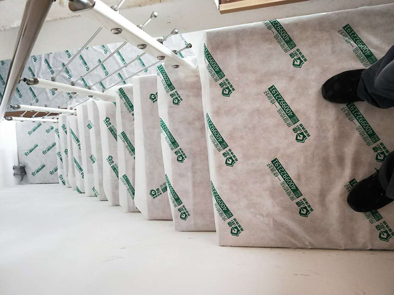 地板樓梯成品保護：樓地面按其構造由面層、墊層和基層等部分組成。因此樓地面成品保護既保護地面又保護地面磚裝飾等。 樓梯臺階成品保護主要是保護臺階成品裝飾，如樓梯大理石、踢腳板等，當然，也得保護樓梯基層砼等不損壞。 內墻面成品保護主要是保護內墻涂料，如膩子、乳膠漆等。