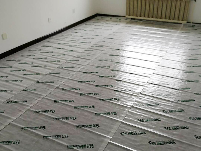 地板樓梯成品保護：樓地面按其構造由面層、墊層和基層等部分組成。因此樓地面成品保護既保護地面又保護地面磚裝飾等。 樓梯臺階成品保護主要是保護臺階成品裝飾，如樓梯大理石、踢腳板等，當然，也得保護樓梯基層砼等不損壞。 內墻面成品保護主要是保護內墻涂料，如膩子、乳膠漆等。