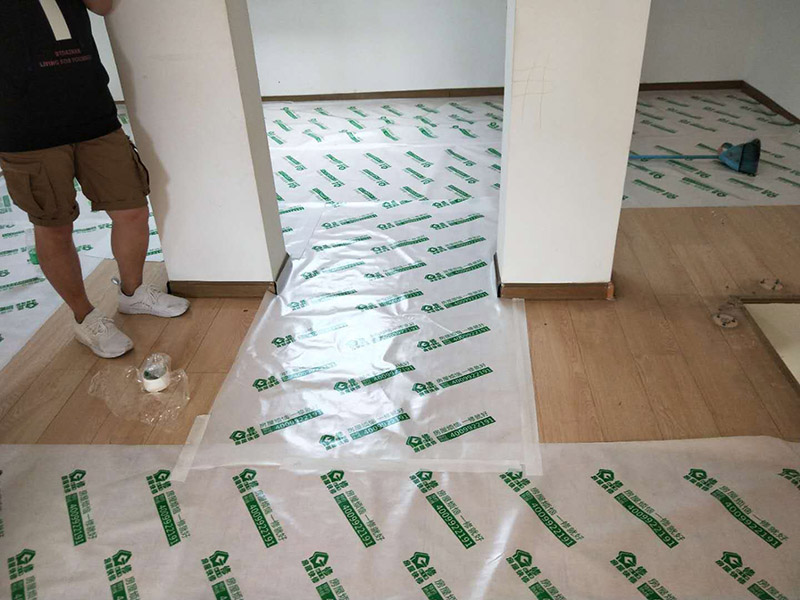 地面保護(hù)材料進(jìn)場(chǎng)：一、入戶門的保護(hù) 各種裝修物料的進(jìn)場(chǎng)以及各種建筑裝修垃圾的清理，都會(huì)經(jīng)過(guò)入戶門，這些物品在搬運(yùn)的過(guò)程中，與入戶門發(fā)生磕碰、摩擦的機(jī)率大大增加，所以，第一個(gè)需要做好成品保護(hù)的地方就是我們的入戶門。建議:在裝修開(kāi)工前直到家具進(jìn)場(chǎng)期間，都需要對(duì)入戶門進(jìn)行保護(hù)!對(duì)于這一點(diǎn)，可以使用成品保護(hù)膜將門包裹。 二、瓷磚、地板的鋪貼保護(hù) --保護(hù)膜的貼法 瓷磚、地板的鋪裝，也屬于基礎(chǔ)裝修的部分，經(jīng)常發(fā)現(xiàn)瓷磚施工時(shí)和施工后都沒(méi)有做成品保護(hù)工作，具體的表現(xiàn)有:瓷磚邊鋪邊勾縫、在剛鋪的瓷磚、地板上堆放雜物、剛鋪的瓷磚就在上面走動(dòng)踩踏、地面瓷磚、地板沒(méi)有使用成品保護(hù)膜覆蓋等，這些都會(huì)影響瓷磚的鋪貼效果，造成瓷磚的施工質(zhì)量問(wèn)題。