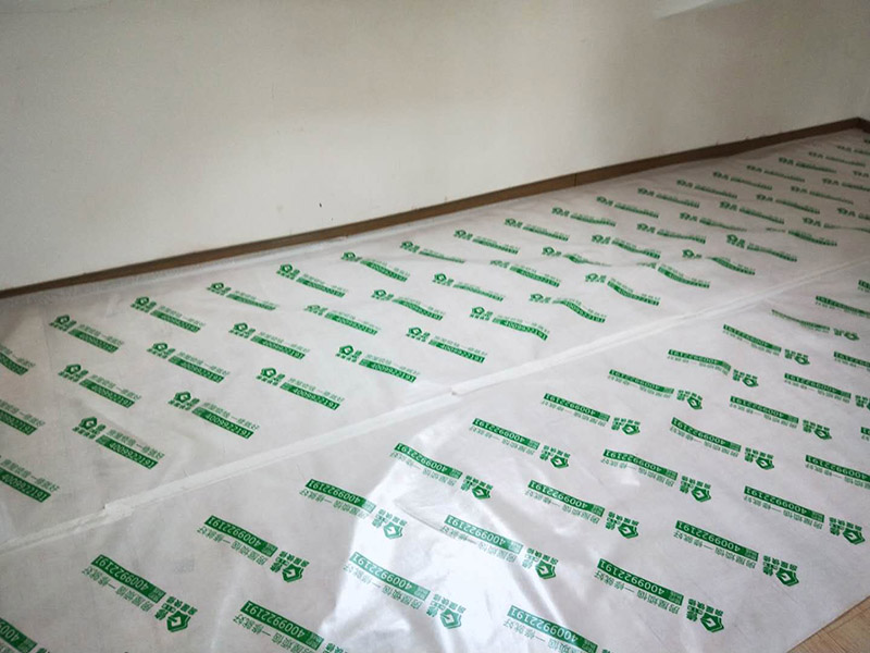 地面保護(hù)材料進(jìn)場(chǎng)：一、入戶門的保護(hù) 各種裝修物料的進(jìn)場(chǎng)以及各種建筑裝修垃圾的清理，都會(huì)經(jīng)過(guò)入戶門，這些物品在搬運(yùn)的過(guò)程中，與入戶門發(fā)生磕碰、摩擦的機(jī)率大大增加，所以，第一個(gè)需要做好成品保護(hù)的地方就是我們的入戶門。建議:在裝修開(kāi)工前直到家具進(jìn)場(chǎng)期間，都需要對(duì)入戶門進(jìn)行保護(hù)!對(duì)于這一點(diǎn)，可以使用成品保護(hù)膜將門包裹。 二、瓷磚、地板的鋪貼保護(hù) --保護(hù)膜的貼法 瓷磚、地板的鋪裝，也屬于基礎(chǔ)裝修的部分，經(jīng)常發(fā)現(xiàn)瓷磚施工時(shí)和施工后都沒(méi)有做成品保護(hù)工作，具體的表現(xiàn)有:瓷磚邊鋪邊勾縫、在剛鋪的瓷磚、地板上堆放雜物、剛鋪的瓷磚就在上面走動(dòng)踩踏、地面瓷磚、地板沒(méi)有使用成品保護(hù)膜覆蓋等，這些都會(huì)影響瓷磚的鋪貼效果，造成瓷磚的施工質(zhì)量問(wèn)題。