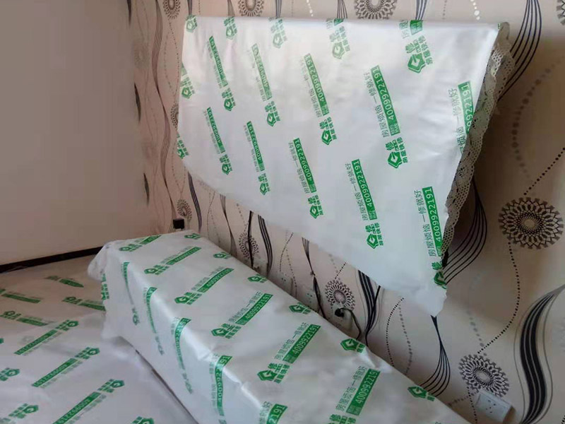 墻面修補(bǔ)保護(hù):遇到墻面長(zhǎng)了霉斑的情況，可以用超市買的洗衣服用的漂白水，濕布占著擦即可。不僅能有效清除表面霉斑，還有消毒的作用，但只適用于白墻，有顏色或者有藝術(shù)效果的漆面應(yīng)避免使用。 除了漂白水以外，還可以使用專業(yè)的墻體霉菌清除劑，一般在超市能夠買到。將清潔劑搖勻后用普通氣壓噴壺按照說(shuō)明書的要求兌水，對(duì)著發(fā)霉的墻面噴涂，大概30分鐘后，霉菌會(huì)自然分解。 對(duì)于墻面開(kāi)裂，我們可以用鏟刀把裂縫兩邊約10厘米左右的漆膜鏟掉，使其露出底材，查明開(kāi)裂的原因。如果是基材有裂縫，則可以用嵌縫石膏補(bǔ)住裂縫，等到石膏變硬之后，再補(bǔ)刮膩?zhàn)樱匦峦克⑷槟z漆。