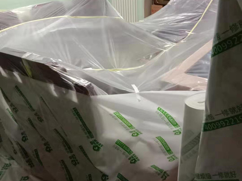 現場家具保護:利用塑料薄膜將業(yè)主家的衣柜、榻榻米等家具，都做好了保護工作，避免膩子油漆等材料弄到家具上，對后期的衛(wèi)生清理帶來麻煩；主要是為了方便施工的，避免在批膩子時，把膩子批到家具上，或者是在噴乳膠漆時，濺到家具上，這樣一來，后面在清理時就麻煩多了；