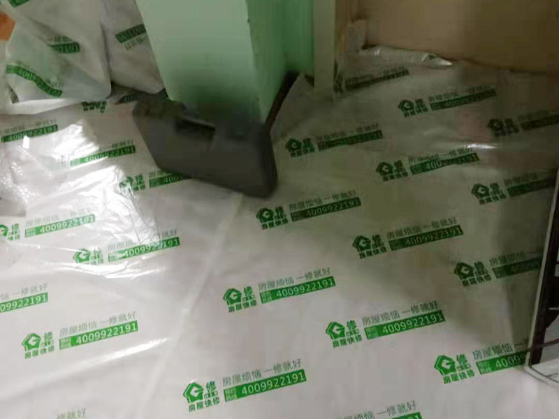 現場家具保護:利用塑料薄膜將業(yè)主家的衣柜、榻榻米等家具，都做好了保護工作，避免膩子油漆等材料弄到家具上，對后期的衛(wèi)生清理帶來麻煩；主要是為了方便施工的，避免在批膩子時，把膩子批到家具上，或者是在噴乳膠漆時，濺到家具上，這樣一來，后面在清理時就麻煩多了；