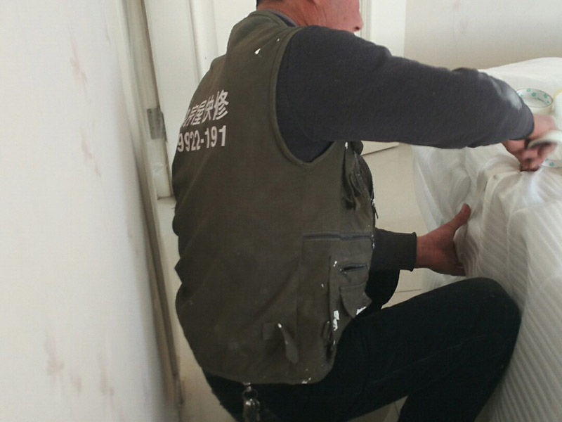 全屋家具保護案例：房屋整體裝修完成后再將家具進行定制安裝，所以在安裝過程中可能會對已經(jīng)裝修好的工程造成些許損壞，這個時候就需要注意對家中的地面、墻面、門窗等進行保護，以免造成不要的損壞。水管電線是在房屋裝修時就已經(jīng)改造好了，在定制家具的安裝過程中要注意盡量不要改動墻面的水管電線，因為如果改造不好就會造成家里用水用電不便，甚至可能會引起事故。