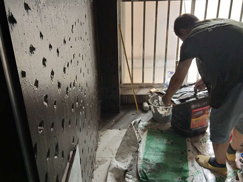 廚房改造維修：拆除。不管是新房舊房，可能都會面臨拆除的問題。如果是舊房改造，就需要首先拆除墻面和地面原有的瓷磚，拆除吊頂，拆除原有的廚具、燈具等;如果是新房想改變原來廚房的格局，也會首先面臨拆墻的任務。 二、水路、電路改造。大多數人都愿意將水路、電路做成暗管，因為比較美觀。水電路隱患工程，所以一定做到安全。三、墻面地面、抹灰找平。地面、墻面拆除后，水泥找平墻地面不平整的位置，這將有利于下一步做防水。四、做防水。水泥干透后，在墻面和地面刷涂防水涂料2到3遍，做24小時試水試驗。