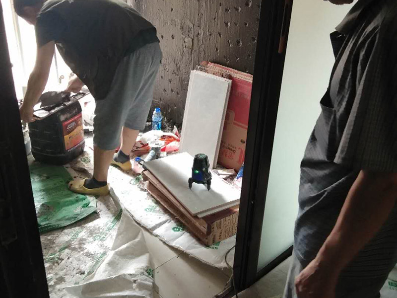 廚房改造維修：拆除。不管是新房舊房，可能都會面臨拆除的問題。如果是舊房改造，就需要首先拆除墻面和地面原有的瓷磚，拆除吊頂，拆除原有的廚具、燈具等;如果是新房想改變原來廚房的格局，也會首先面臨拆墻的任務。 二、水路、電路改造。大多數人都愿意將水路、電路做成暗管，因為比較美觀。水電路隱患工程，所以一定做到安全。三、墻面地面、抹灰找平。地面、墻面拆除后，水泥找平墻地面不平整的位置，這將有利于下一步做防水。四、做防水。水泥干透后，在墻面和地面刷涂防水涂料2到3遍，做24小時試水試驗。