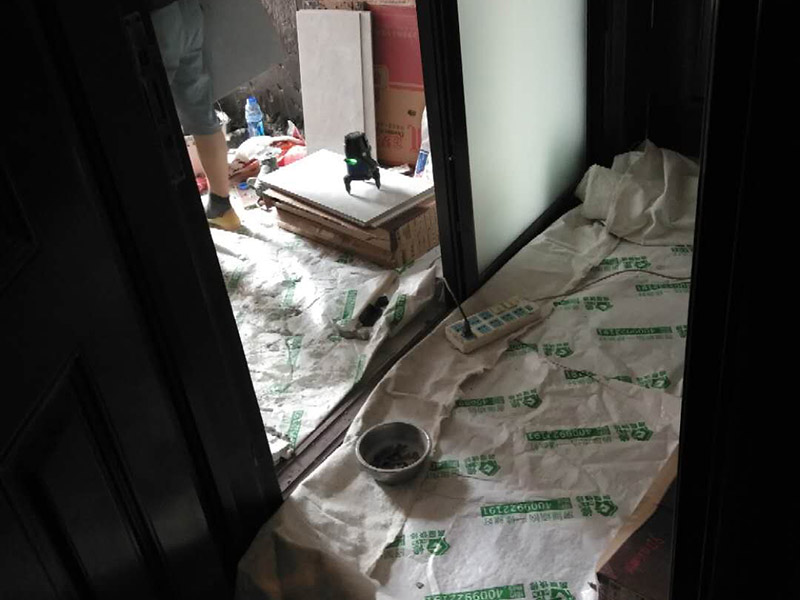 廚房改造維修：拆除。不管是新房舊房，可能都會面臨拆除的問題。如果是舊房改造，就需要首先拆除墻面和地面原有的瓷磚，拆除吊頂，拆除原有的廚具、燈具等;如果是新房想改變原來廚房的格局，也會首先面臨拆墻的任務。 二、水路、電路改造。大多數人都愿意將水路、電路做成暗管，因為比較美觀。水電路隱患工程，所以一定做到安全。三、墻面地面、抹灰找平。地面、墻面拆除后，水泥找平墻地面不平整的位置，這將有利于下一步做防水。四、做防水。水泥干透后，在墻面和地面刷涂防水涂料2到3遍，做24小時試水試驗。