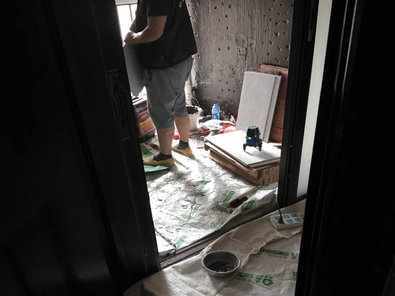 廚房改造維修：拆除。不管是新房舊房，可能都會面臨拆除的問題。如果是舊房改造，就需要首先拆除墻面和地面原有的瓷磚，拆除吊頂，拆除原有的廚具、燈具等;如果是新房想改變原來廚房的格局，也會首先面臨拆墻的任務。 二、水路、電路改造。大多數人都愿意將水路、電路做成暗管，因為比較美觀。水電路隱患工程，所以一定做到安全。三、墻面地面、抹灰找平。地面、墻面拆除后，水泥找平墻地面不平整的位置，這將有利于下一步做防水。四、做防水。水泥干透后，在墻面和地面刷涂防水涂料2到3遍，做24小時試水試驗。