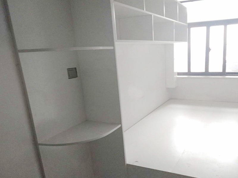 次臥榻榻米安裝：榻榻米的地臺也是有規(guī)格大小的，通常地臺的高度為420mm左右。20mm是地板的高度。根據(jù)地臺的大小來制作不同尺寸的箱體，在地臺外邊的箱體可設(shè)計成抽屜，這樣使用更加方便。制作好箱體之后，就要開始連接箱體，要固定箱體與箱體的位置，然后固定好箱體與墻體的連接。再根據(jù)箱體的規(guī)格大小制作好蓋板和外觀造型，同時打磨拋光。箱體連接好之后，榻榻米的地臺就完工了，然后我們可以刷上油漆，將榻榻米墊放上去。