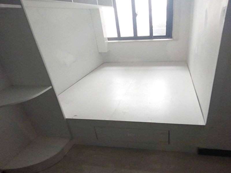 次臥榻榻米安裝：榻榻米的地臺也是有規(guī)格大小的，通常地臺的高度為420mm左右。20mm是地板的高度。根據(jù)地臺的大小來制作不同尺寸的箱體，在地臺外邊的箱體可設(shè)計成抽屜，這樣使用更加方便。制作好箱體之后，就要開始連接箱體，要固定箱體與箱體的位置，然后固定好箱體與墻體的連接。再根據(jù)箱體的規(guī)格大小制作好蓋板和外觀造型，同時打磨拋光。箱體連接好之后，榻榻米的地臺就完工了，然后我們可以刷上油漆，將榻榻米墊放上去。