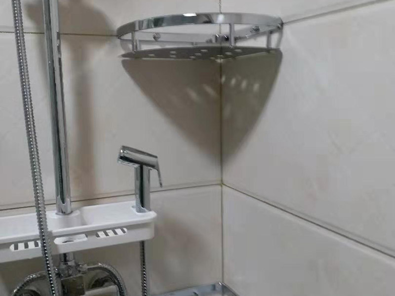 衛(wèi)浴五金安裝：衛(wèi)浴五金掛件，泛指安裝在衛(wèi)生間、浴室墻壁上，用于放置或掛晾清潔用品、毛巾衣物等物品的金屬制品，通常包括衣鉤、杯架、浴巾架、毛巾架、紙巾架、肥皂煙灰缸、置物架等，是浴室內(nèi)細小卻實用的重要組成部分。五金件安裝通常是在瓷磚鋪貼完成后，在瓷磚上鉆孔，然后將木楔嵌入孔中，再在上面用螺絲或膨脹螺絲將五金掛件進行固定。建議請專業(yè)的師傅用玻璃鉆頭先開出瓷磚的孔再用沖擊鉆打水泥，避免打裂瓷磚。 