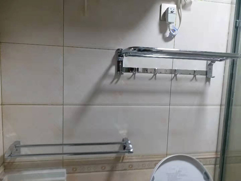 衛(wèi)浴五金安裝：衛(wèi)浴五金掛件，泛指安裝在衛(wèi)生間、浴室墻壁上，用于放置或掛晾清潔用品、毛巾衣物等物品的金屬制品，通常包括衣鉤、杯架、浴巾架、毛巾架、紙巾架、肥皂煙灰缸、置物架等，是浴室內(nèi)細小卻實用的重要組成部分。五金件安裝通常是在瓷磚鋪貼完成后，在瓷磚上鉆孔，然后將木楔嵌入孔中，再在上面用螺絲或膨脹螺絲將五金掛件進行固定。建議請專業(yè)的師傅用玻璃鉆頭先開出瓷磚的孔再用沖擊鉆打水泥，避免打裂瓷磚。 