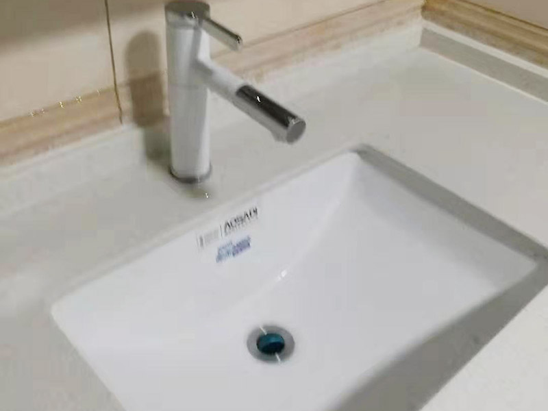 衛(wèi)浴五金安裝：衛(wèi)浴五金掛件，泛指安裝在衛(wèi)生間、浴室墻壁上，用于放置或掛晾清潔用品、毛巾衣物等物品的金屬制品，通常包括衣鉤、杯架、浴巾架、毛巾架、紙巾架、肥皂煙灰缸、置物架等，是浴室內(nèi)細小卻實用的重要組成部分。五金件安裝通常是在瓷磚鋪貼完成后，在瓷磚上鉆孔，然后將木楔嵌入孔中，再在上面用螺絲或膨脹螺絲將五金掛件進行固定。建議請專業(yè)的師傅用玻璃鉆頭先開出瓷磚的孔再用沖擊鉆打水泥，避免打裂瓷磚。 