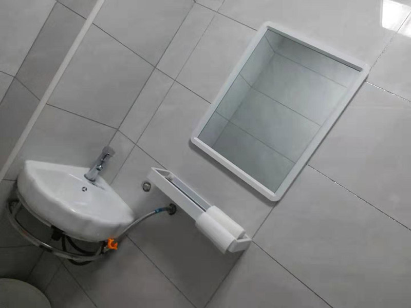 衛(wèi)浴五金安裝：衛(wèi)浴五金掛件，泛指安裝在衛(wèi)生間、浴室墻壁上，用于放置或掛晾清潔用品、毛巾衣物等物品的金屬制品，通常包括衣鉤、杯架、浴巾架、毛巾架、紙巾架、肥皂煙灰缸、置物架等，是浴室內(nèi)細小卻實用的重要組成部分。五金件安裝通常是在瓷磚鋪貼完成后，在瓷磚上鉆孔，然后將木楔嵌入孔中，再在上面用螺絲或膨脹螺絲將五金掛件進行固定。建議請專業(yè)的師傅用玻璃鉆頭先開出瓷磚的孔再用沖擊鉆打水泥，避免打裂瓷磚。 