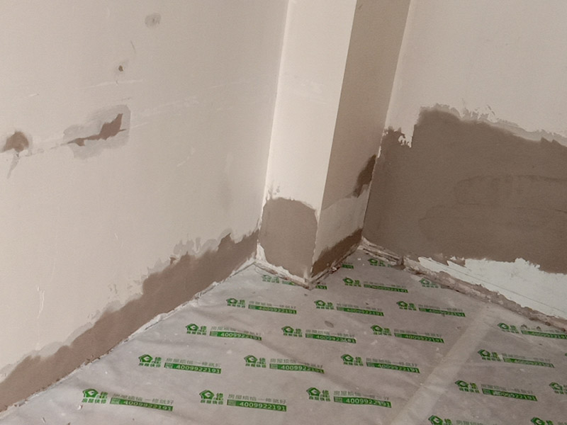 客廳墻面翻新案例：在進(jìn)行客廳老墻面的翻新處理的時(shí)候要注意將老墻面的原有裝修和裝飾都一并的清除。如果老墻面是裝修了一兩年的，則可以只使用鋼刷和砂紙打磨墻面，讓墻面變得干凈平整之后開始新的乳膠漆粉刷工作，如果是裝修時(shí)間很長(zhǎng)磨損很嚴(yán)重的老墻面，則需要用鏟子將墻面的原有裝修都鏟除，之后再刷上膩?zhàn)娱_始新的粉刷工作。老墻面的水泥層都有可能存在損壞嚴(yán)重的情況，可以將損壞的墻面部分全部鏟除，之后再使用水泥進(jìn)行涂抹。這樣干凈齊整的墻面更有利于墻面的粉刷效果。