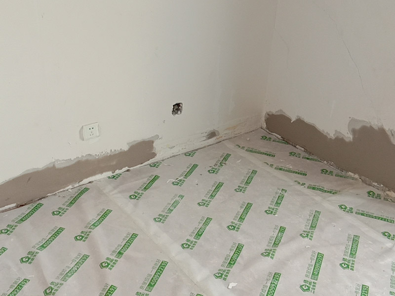 客廳墻面翻新案例：在進(jìn)行客廳老墻面的翻新處理的時(shí)候要注意將老墻面的原有裝修和裝飾都一并的清除。如果老墻面是裝修了一兩年的，則可以只使用鋼刷和砂紙打磨墻面，讓墻面變得干凈平整之后開始新的乳膠漆粉刷工作，如果是裝修時(shí)間很長(zhǎng)磨損很嚴(yán)重的老墻面，則需要用鏟子將墻面的原有裝修都鏟除，之后再刷上膩?zhàn)娱_始新的粉刷工作。老墻面的水泥層都有可能存在損壞嚴(yán)重的情況，可以將損壞的墻面部分全部鏟除，之后再使用水泥進(jìn)行涂抹。這樣干凈齊整的墻面更有利于墻面的粉刷效果。