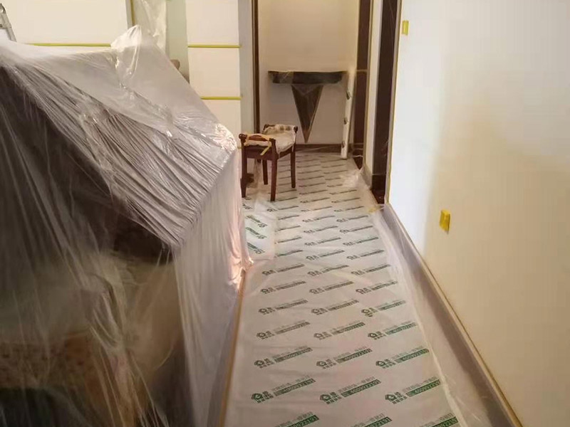 復式樓整體保護：各種裝修物料的進場以及各種建筑裝修垃圾的清理，都會經(jīng)過入戶門，這些物品在搬運的過程中，難免會和入戶門發(fā)生磕碰，造成入戶門的磕碰劃傷，所以，第一個需要做好成品保護的地方就是入戶門。做法：在裝修開工前直到家具進場期間，都需要對入戶門進行保護！可以使用成品保護膜將門包裹。 地面瓷磚鋪貼完后，用成品保護膜覆蓋磚面，既可以防止裝修時的沙子磨傷地面，同時也能有效地防止油漆涂料等有色液體滴落磚面，造成地面污染。好處：1.平整美觀；2.不會有泥沙塵土進入瓷磚；3.施工時不會刮花瓷磚；4.時間久了瓷磚依然干凈無塵。 在進行木門、櫥柜、家具等的相關(guān)的安裝或組裝的過程中，成品保護主要體現(xiàn)在兩個方面：一是原有的墻面、地面裝飾的保護，盡量避免因為這些安裝工程對已裝的部分造成破壞；二是安裝的物品本身的保護，注意不要在安裝過程中造成磕碰、劃傷等損傷。好處：1.美觀；2.避免后期刮膩子滴到柜子上；3.避免后期安裝碰到，導致油漆脫落和刮痕；4.防塵。