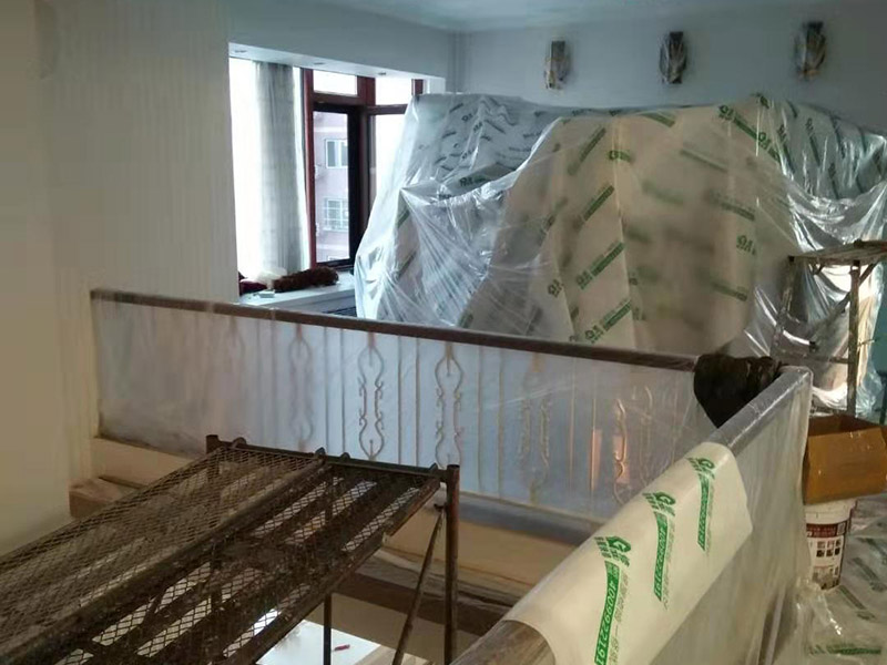 復式樓整體保護：各種裝修物料的進場以及各種建筑裝修垃圾的清理，都會經(jīng)過入戶門，這些物品在搬運的過程中，難免會和入戶門發(fā)生磕碰，造成入戶門的磕碰劃傷，所以，第一個需要做好成品保護的地方就是入戶門。做法：在裝修開工前直到家具進場期間，都需要對入戶門進行保護！可以使用成品保護膜將門包裹。 地面瓷磚鋪貼完后，用成品保護膜覆蓋磚面，既可以防止裝修時的沙子磨傷地面，同時也能有效地防止油漆涂料等有色液體滴落磚面，造成地面污染。好處：1.平整美觀；2.不會有泥沙塵土進入瓷磚；3.施工時不會刮花瓷磚；4.時間久了瓷磚依然干凈無塵。 在進行木門、櫥柜、家具等的相關(guān)的安裝或組裝的過程中，成品保護主要體現(xiàn)在兩個方面：一是原有的墻面、地面裝飾的保護，盡量避免因為這些安裝工程對已裝的部分造成破壞；二是安裝的物品本身的保護，注意不要在安裝過程中造成磕碰、劃傷等損傷。好處：1.美觀；2.避免后期刮膩子滴到柜子上；3.避免后期安裝碰到，導致油漆脫落和刮痕；4.防塵。