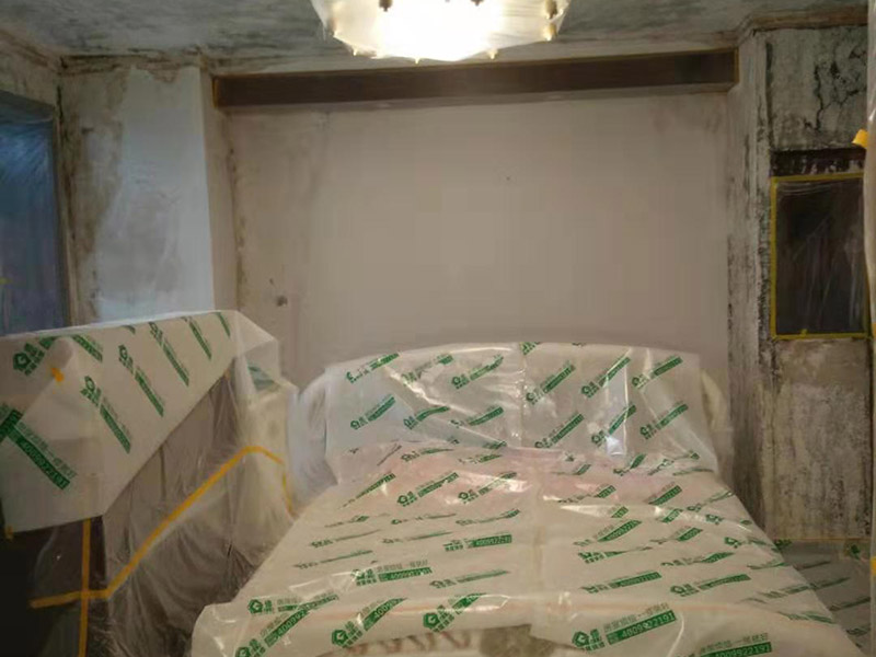 復式樓整體保護：各種裝修物料的進場以及各種建筑裝修垃圾的清理，都會經(jīng)過入戶門，這些物品在搬運的過程中，難免會和入戶門發(fā)生磕碰，造成入戶門的磕碰劃傷，所以，第一個需要做好成品保護的地方就是入戶門。做法：在裝修開工前直到家具進場期間，都需要對入戶門進行保護！可以使用成品保護膜將門包裹。 地面瓷磚鋪貼完后，用成品保護膜覆蓋磚面，既可以防止裝修時的沙子磨傷地面，同時也能有效地防止油漆涂料等有色液體滴落磚面，造成地面污染。好處：1.平整美觀；2.不會有泥沙塵土進入瓷磚；3.施工時不會刮花瓷磚；4.時間久了瓷磚依然干凈無塵。 在進行木門、櫥柜、家具等的相關(guān)的安裝或組裝的過程中，成品保護主要體現(xiàn)在兩個方面：一是原有的墻面、地面裝飾的保護，盡量避免因為這些安裝工程對已裝的部分造成破壞；二是安裝的物品本身的保護，注意不要在安裝過程中造成磕碰、劃傷等損傷。好處：1.美觀；2.避免后期刮膩子滴到柜子上；3.避免后期安裝碰到，導致油漆脫落和刮痕；4.防塵。