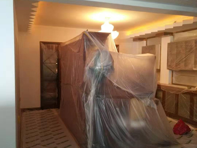 復式樓整體保護：各種裝修物料的進場以及各種建筑裝修垃圾的清理，都會經(jīng)過入戶門，這些物品在搬運的過程中，難免會和入戶門發(fā)生磕碰，造成入戶門的磕碰劃傷，所以，第一個需要做好成品保護的地方就是入戶門。做法：在裝修開工前直到家具進場期間，都需要對入戶門進行保護！可以使用成品保護膜將門包裹。 地面瓷磚鋪貼完后，用成品保護膜覆蓋磚面，既可以防止裝修時的沙子磨傷地面，同時也能有效地防止油漆涂料等有色液體滴落磚面，造成地面污染。好處：1.平整美觀；2.不會有泥沙塵土進入瓷磚；3.施工時不會刮花瓷磚；4.時間久了瓷磚依然干凈無塵。 在進行木門、櫥柜、家具等的相關(guān)的安裝或組裝的過程中，成品保護主要體現(xiàn)在兩個方面：一是原有的墻面、地面裝飾的保護，盡量避免因為這些安裝工程對已裝的部分造成破壞；二是安裝的物品本身的保護，注意不要在安裝過程中造成磕碰、劃傷等損傷。好處：1.美觀；2.避免后期刮膩子滴到柜子上；3.避免后期安裝碰到，導致油漆脫落和刮痕；4.防塵。